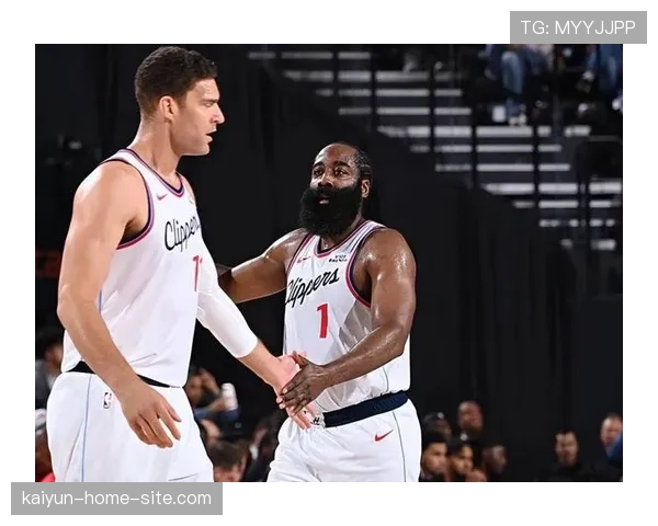 快船科林斯内线防守存在感增强,护框篮板保护数据稳步上升 快船科林斯内线防守存在感增强,护框篮板保护数据稳步上升